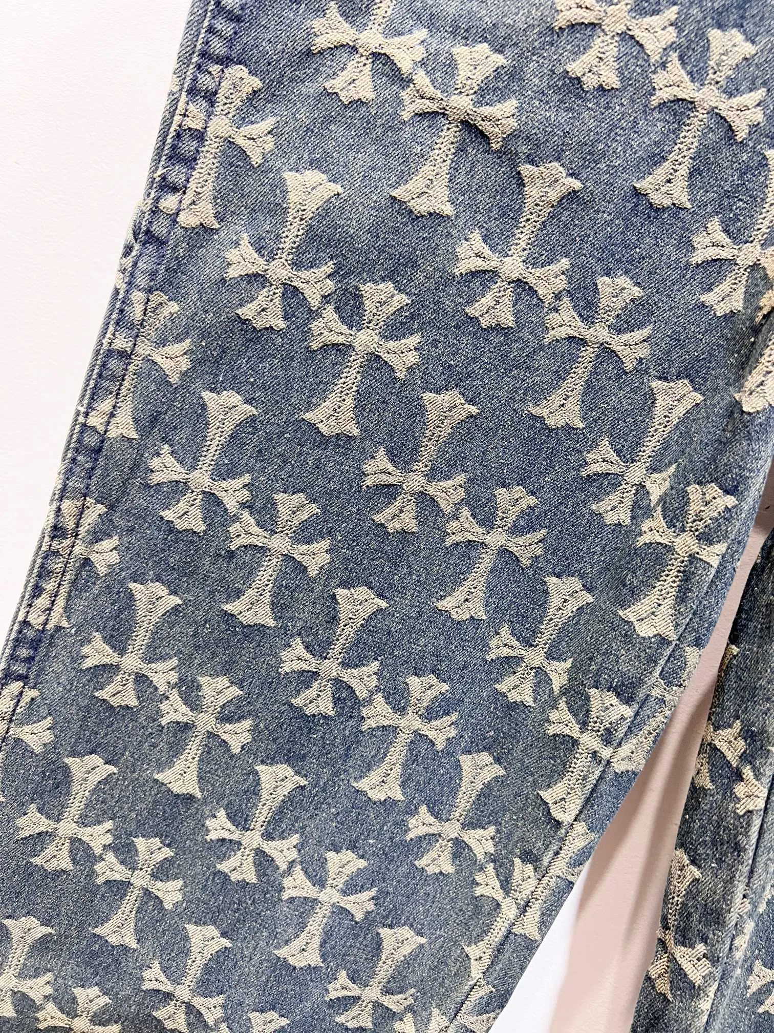 P230 Style No.: (r070) Chrome Hearts double-sided full logo jacquard dark pattern heavy-duty full-print cross jeans. The same style as the Internet celebrity star. Cross-printed denim jacket. The unique cross design element and all-over printing are full of design. It is made of 100% denim cotton fabric with heavy coarse yarn count, which ensures a stiff and tough silhouette while being soft, comfortable and breathable. The lapel is designed with silver buttons and is full of texture. The classic white cross logo is all over the dress, making it a perfect versatile style for spring and summer! Customized jacquard fabric, you can wear it in various styles. This gender-neutral shirt is a must-have for nightclubs. It can be worn as a jacket for both men and women. It can be easily worn by both men and women! The original loose version is made of high-quality pure cotton fabrics. The fabric pattern is high-definition and delicate without burrs. It is comfortable and breathable to wear. All the buttons are molded and customized. It is casual and fashionable and can be matched with any bottoms. It can be windproof and sunproof in spring and summer. It can be worn outside in autumn and winter! Easily concave shape makes you look slimmer and taller, perfect for both men and women! Customized main label, accessories, fully washable, whole body wiring, quality control, no heads!  Luxurious dark high street, Hollywood's luxury brand, 22SS's latest couple's leather cross short-sleeved T-shirts, all reflect their own unique style! Made of thick black cotton, goatskin appliqués, hand-sewn custom metal hardware, and silicone varnish printing, multiple materials collide to create a unique texture. It also incorporates ChromeHearts medieval-style Sanskrit fonts and classic horseshoes, creating a unique and charming dark texture under the graceful arcs and all-black shadows, full of artistic sense!